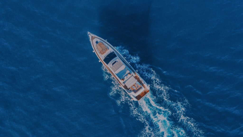 a top view picture of a beautiful yacht in the middle of the ocean